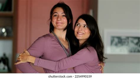 amateur lesbian teens|Lesbischer französischer Kuss, Nahaufnahme. Zunge im:。